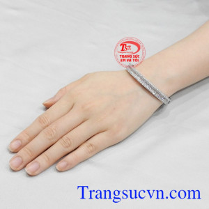 Vòng tay bạc ấn tượng