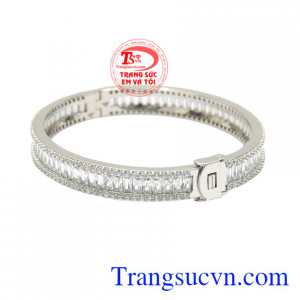 Trang sức bạc hiện đang là xu hướng phụ kiện được ưa chuộng bởi giá thành hợp lí mà vẫn tôn lên nét đẹp của người phụ nữ.