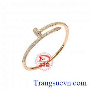 Tạo điểm nhấn nhờ vào những viên đá cz nhỏ lấp lánh khiến cho các cô nàng mê mẩn và mong muốn sở hữu một chiếc. Vòng tay đinh vàng hồng cá tính