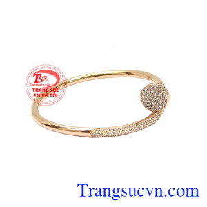 Thiết kế độc đáo, thời thượng khiến mọi set đồ đều trở nên nổi bật ngay lập tức, nhờ đó mà bạn dễ dàng gây được ấn tượng mạnh với những người xung quanh. Vòng tay đinh vàng hồng cá tính