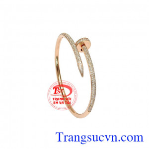 Với thiết kế vừa sang trọng, vừa thanh tao phù hợp cho bạn gái dù đi làm, đi chơi, dạo phố hay dự tiệc. Vòng tay đinh vàng hồng cá tính