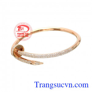 Vòng tay đinh vàng hồng cá tính đang là xu hướng được rất nhiều các bạn trẻ yêu thích. 