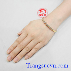 Vòng tay nữ ấn tượng.