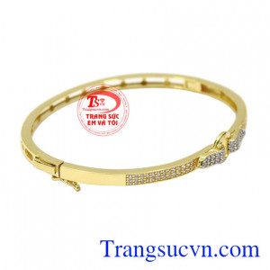 Vòng tay vàng từ lâu đã là món trang sức được phái đẹp yêu thích lựa chọn đeo bên mình.