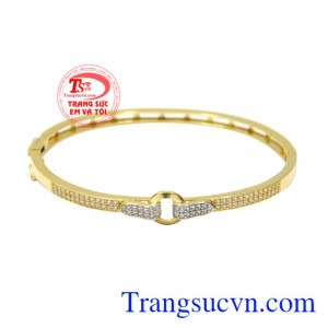 Vòng tay nữ ấn tượng được chế tác xinh xắn mang đến vẻ trẻ trung và hiện đại đến cho nữ giới.