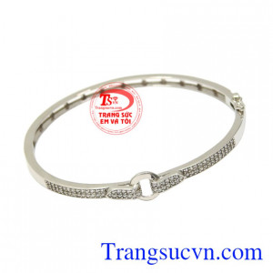 Các nhà chế tác hoàn kim đã đính thêm những viên đá CZ tạo độ lấp lánh giúp phái đẹp nổi bật hơn trước đám đông.