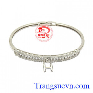 Vòng tay vàng trắng chữ H được chế tác tinh xảo từ những viên cz tạo vẻ lấp lánh cho sản phẩm.