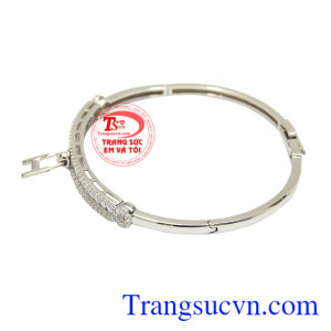 Sản phẩm phù hợp với mọi trang phục từ công sở hay đi chơi.