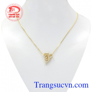 Bộ mặt dây chữ ấn tượng là sự kết hợp của mặt dây chữ kiểu cách và dây chuyền vàng tạo nên một bộ sản phẩm thời trang.