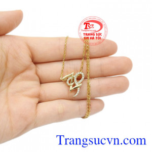 Bộ mặt dây chữ ấn tượng tinh tế.