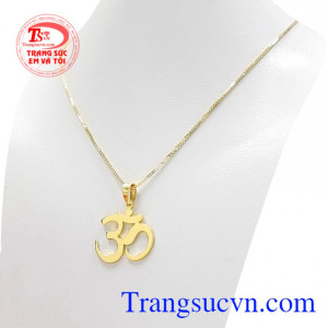 Chiếc mặt dây được thiết kế hình chữ OM thường được sử dụng nhiều trong yoga giúp mang đến sự tĩnh tâm và thanh lọc cơ thể.