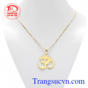 Bộ mặt dây chữ độc đáo là sự kết hợp giữa mặt dây chuyền chữ thời trang và dây chuyền vàng chất lượng.