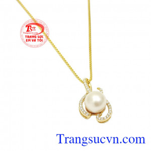 Bộ mặt dây ngọc trai quyến rũ đẹp.