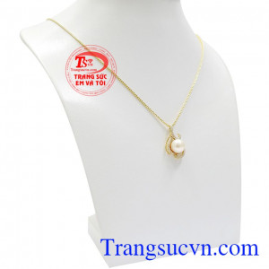 Khi kết hợp cùng những bộ đầm sang trọng hay những bộ áo dài lộng lẫy càng làm tăng thêm phần quý phái tôn vinh nét đẹp của người phụ nữ.