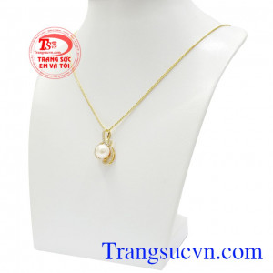 Với điểm nhấn là viên ngọc trai chất lượng bộ mặt dây này giúp các quý cô được tỏa sáng và nổi bật hơn trước đám đông.