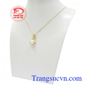 Ngọc trai là viên đá quý biểu cho sự sang trọng, tình yêu và hôn nhân vững chắc, bền lâu.