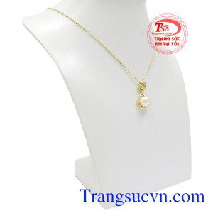 Chính vì thế mà các sản phẩm trang sức gắn ngọc luôn được phái đẹp yêu thích.