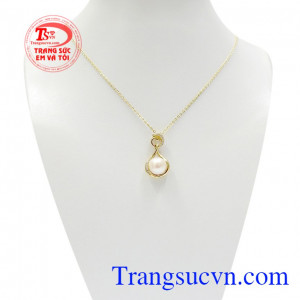 Bộ mặt dây ngọc trai thời thượng mang đến vẻ kiêu sa, thanh tú cho người đeo.