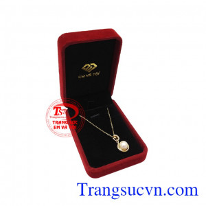 Bộ mặt dây ngọc trai thời thượng tinh tế.