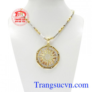 Bộ mặt dây vàng hào quang là sự kết hợp của mặt dây chuyền nam ấn tượng và dây chuyền vàng chất lượng.