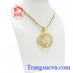 Chiếc mặt dây được lấy cảm hứng từ ánh mặt trời tự nhiên bằng bàn tay khéo léo của mình các nhà chế tác đã tạo ra một sản phẩm vô cùng bắt mắt.