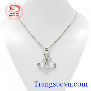 Bộ mặt dây vàng trắng mỏ neo mang đến vẻ nam tính và thời trang đến cho phái mạnh.