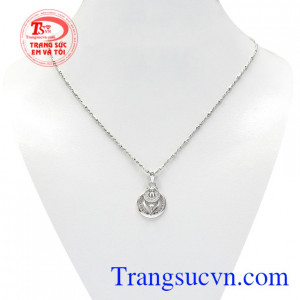 Bộ mặt vàng trắng hoàn mỹ là sự kết hợp thời trang giữa mặt dây vàng tinh tế và dây chuyền vàng trắng.