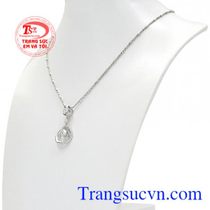 Bởi khi đeo vàng trắng giúp cho người đeo trông vừa hiện đại mà còn giúp cho da sáng hơn tạo điểm nhấn cho phái đẹp.