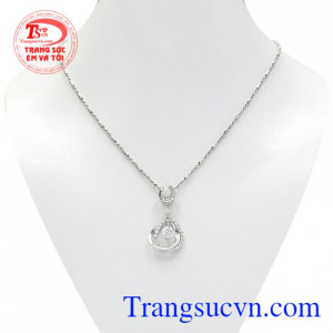 Bộ mặt vàng trắng thanh tú là sự kết hợp hoàn hảo của mặt dây nữ thanh lịch và dây chuyền vàng trắng chất lượng.