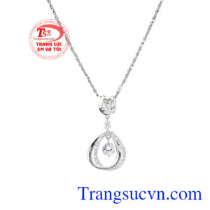 Bộ mặt vàng trắng thanh tú đẹp.