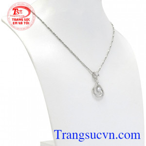 Trang sức vàng trắng hiện đang thịnh hành được nhiều khách hàng lựa chọn.