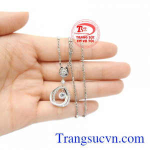 Bộ mặt vàng trắng thanh tú tinh tế.