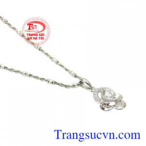 Bộ mặt vàng trắng trang nhã mang đến sự thanh lịch cho các quý cô.