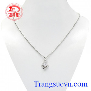 Bộ mặt vàng trắng trang nhã được chế tác tỉ mỉ, kiểu dáng trẻ trung, hiện đại.