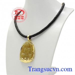 Sản phẩm là sự kết hợp từ mặt dây và dây chuyền. Bộ phật bọc vàng tuổi tuất-hợi