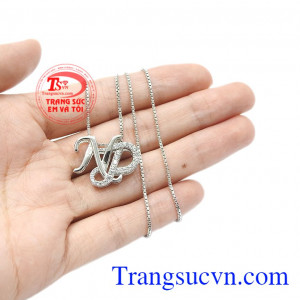 Bộ sản phẩm chế tác từ vàng trắng 10k tạo nét sang trọng và trang nhã. Bộ trang sức chữ NP đẹp