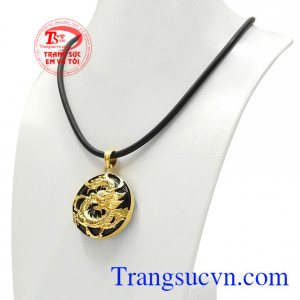 Thiết kế nam tính với mặt dây bọc rồng vàng tinh tế, lạ mắt. Bộ trang sức đá bọc rồng vàng tây