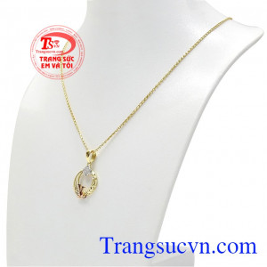 Khách hàng dễ dàng kết hợp cùng những trang phục đi chơi hoặc đi làm. Bộ trang sức đẹp vàng tây