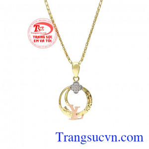 Sản phẩm được thiết kế với những đường nét bắt sáng, tạo điểm nhấn thu hút người nhìn. Bộ trang sức đẹp vàng tây