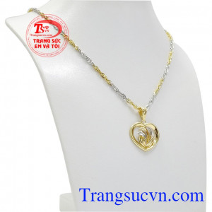 Bộ trang sức hạnh phúc vàng tây với kiểu dáng sang trọng, quý phái.
