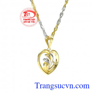 Bộ trang sức hạnh phúc vàng tây phù hợp với nhiều kiểu trang phục.