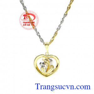 Sản phẩm kết hợp vàng màu và vàng trắng càng làm nổi bật và thu hút ánh nhìn. Bộ trang sức hạnh phúc vàng tây