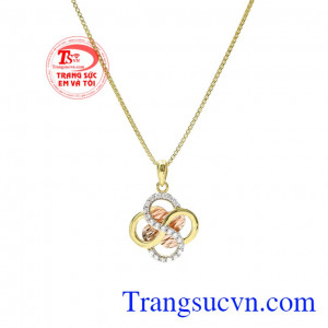 Mỗi chi tiết đều được làm cách tỉ mỉ, tinh tế. Bộ trang sức may mắn vàng tây