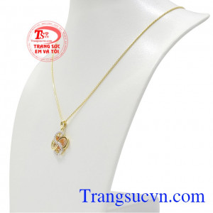 Các nhà chế tác đã khéo léo kết hợp vàng màu và vàng hồng để sản phẩm càng thêm phần ấn tượng. Bộ trang sức may mắn vàng tây