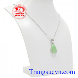 Bộ trang sức ngọc cẩm thạch quý phái giúp cho các mẹ, các bà dễ dàng kết hợp cùng các trang phục. 