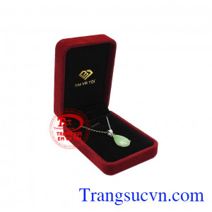 Loại ngọc này thường được sử dụng cho các vua chúa, những gia đình quý tộc thời xưa. Bộ trang sức ngọc cẩm thạch quý phái