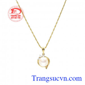 Ngọc trai là viên đá hộ mệnh cho người sinh tháng 6 mang lại sự bình an, may mắn và hạnh phúc đến người dùng. Bộ trang sức ngọc trai nữ tính