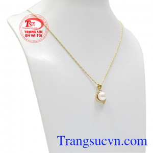 Bộ trang sức ngọc trai nữ tính đang được rất nhiều các chị em yêu thích và lựa chọn. 