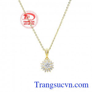 Sản phẩm dễ dàng kết hợp cùng các kiểu trang phục và phụ kiện. Bộ trang sức nữ vàng tây lấp lánh