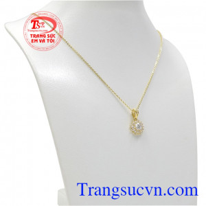 Từng chi tiết đều được chạm khắc tỉ mỉ kết hợp cùng những viên đá cz tạo điểm nhấn cho sản phẩm. Bộ trang sức nữ vàng tây lấp lánh